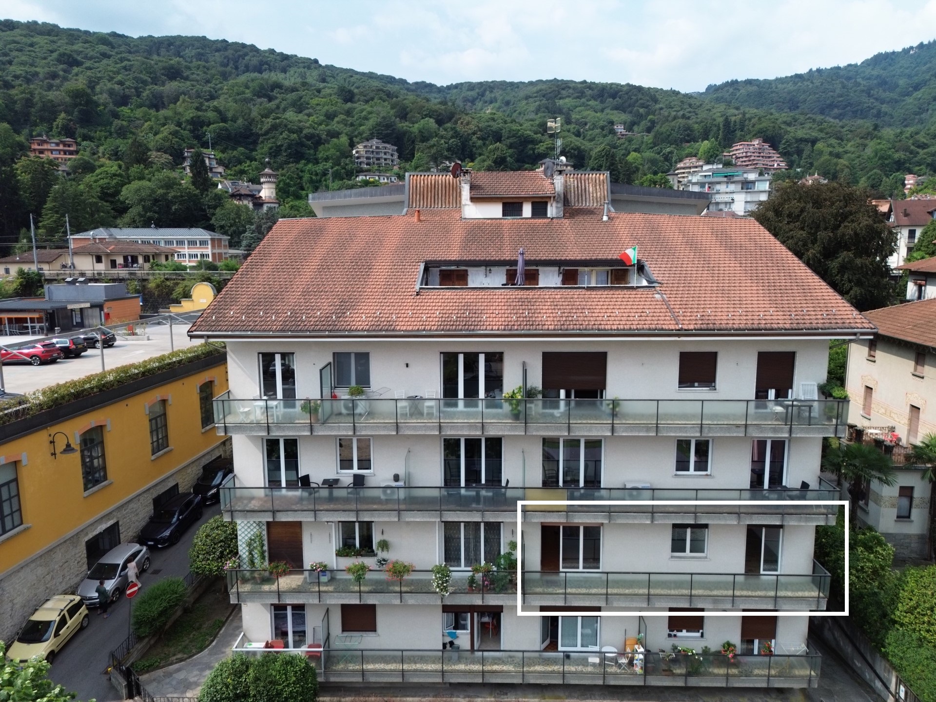 APPARTAMENTO CON BALCONE VICINO AL LAGO