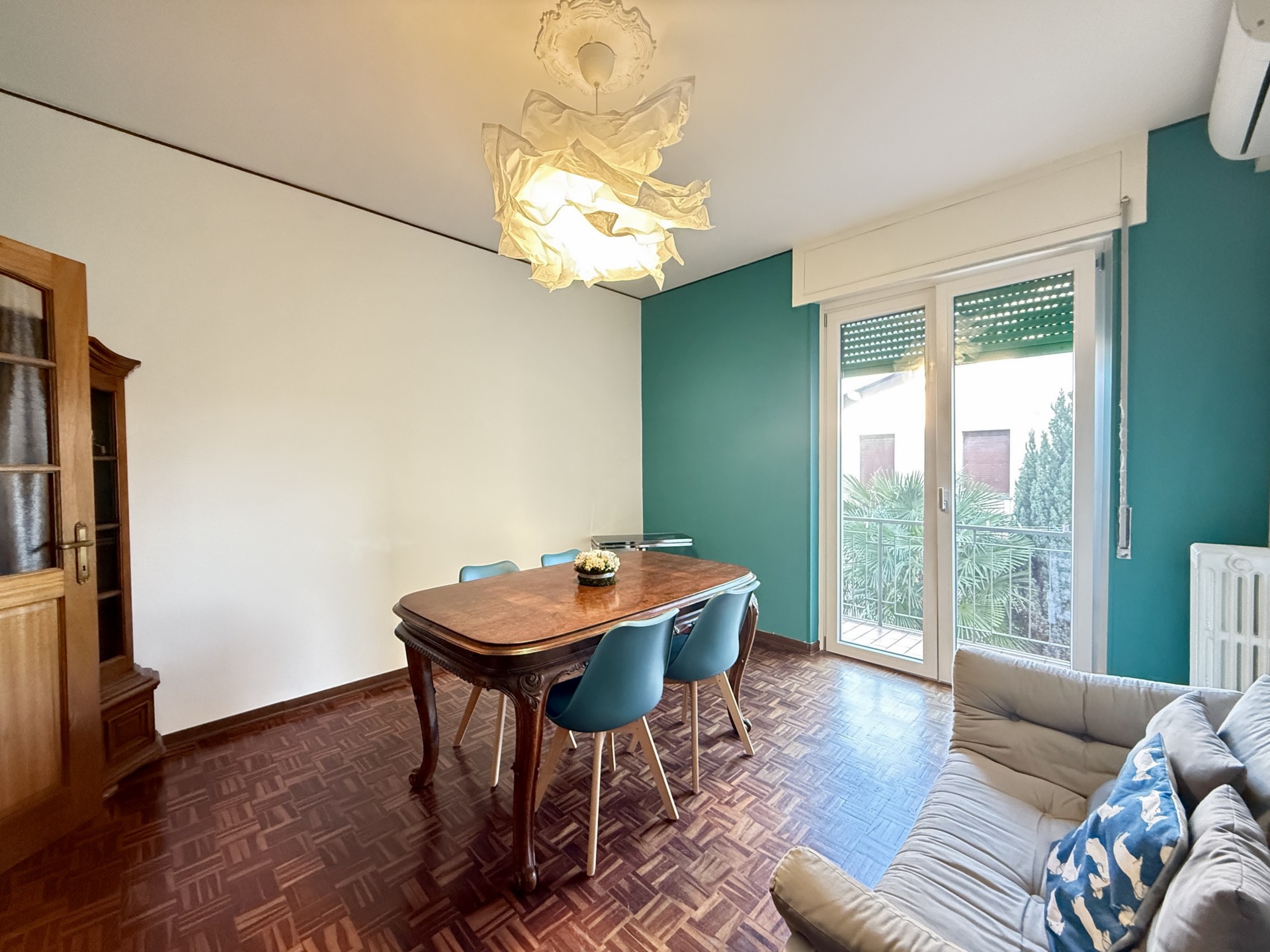TRILOCALE RISTRUTTURATO CON BALCONE IN CENTRO PAESE