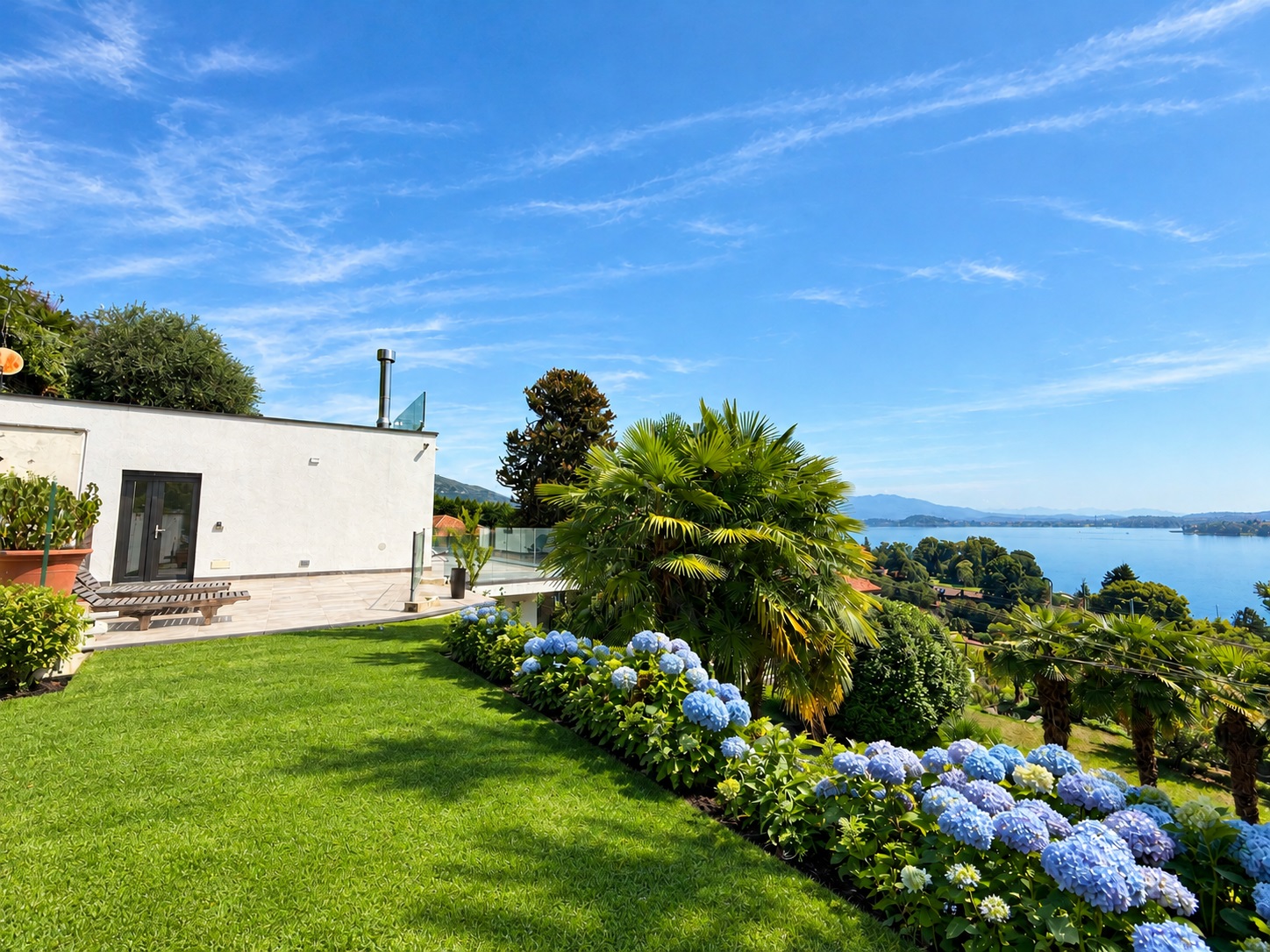 VILLA MODERNA CON VISTA LAGO