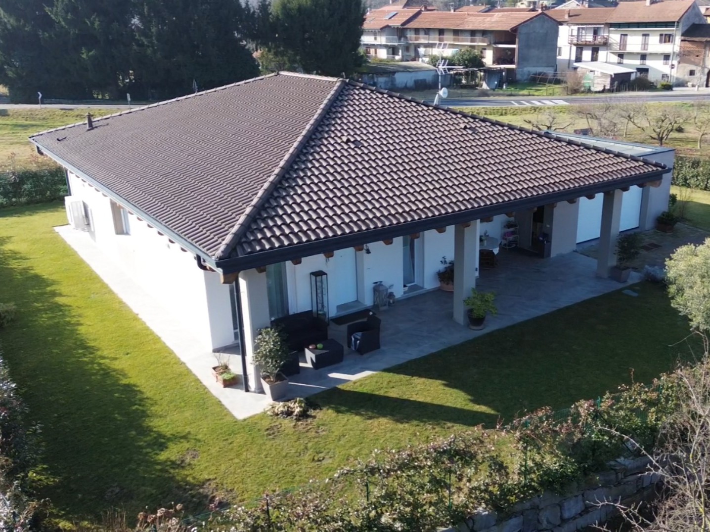 SOLEGGIATA VILLA DI NUOVA COSTRUZIONE
