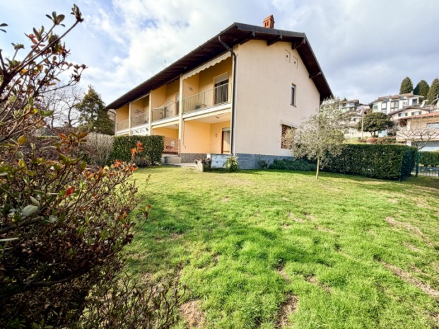 VILLETTA A SCHIERA CON GIARDINO 